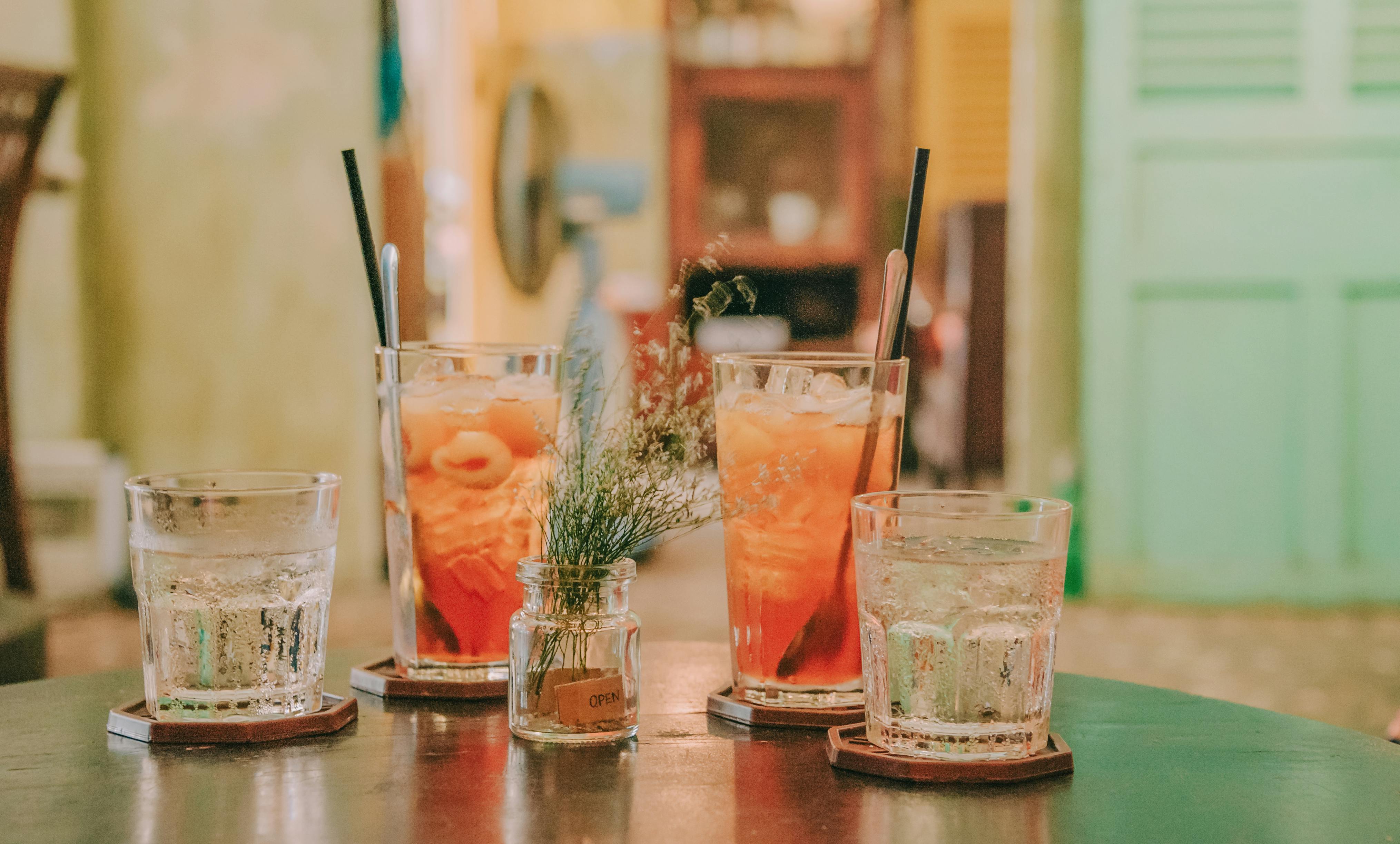 Variedad de bebidas refrescantes para acompañar tu comida
